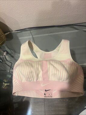Nike FE/NOM Flyknit High-Support Sports Bra